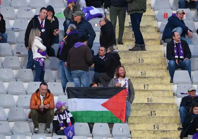 דגל פלסטין ביציע של אוהדי פיורנטינה מול מכבי חיפה