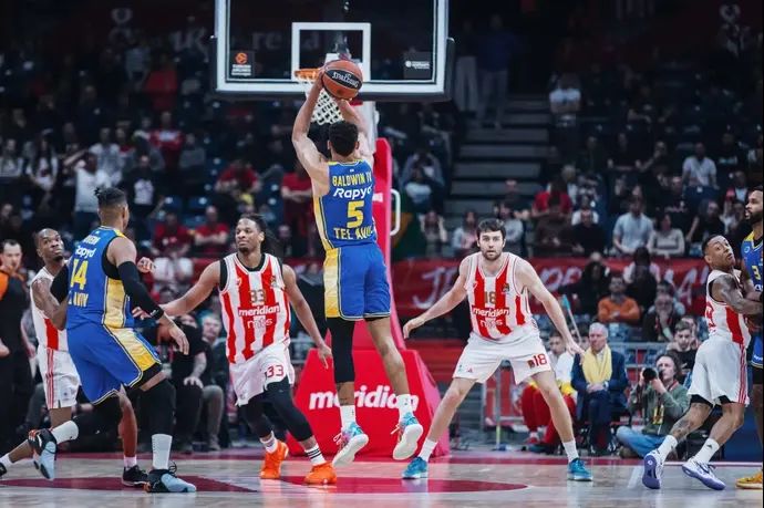 ווייד בולדווין, שחקן מכבי תל אביב, מול הכוכב האדום בלגרד