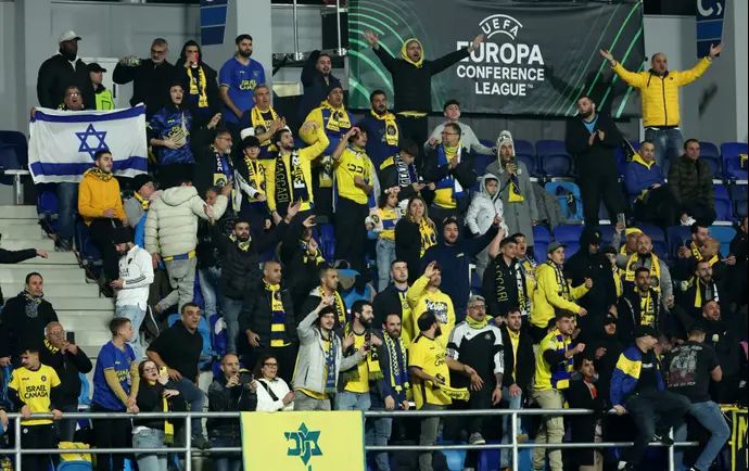 אוהדי מכבי תל אביב בבאצ'קה טופולה