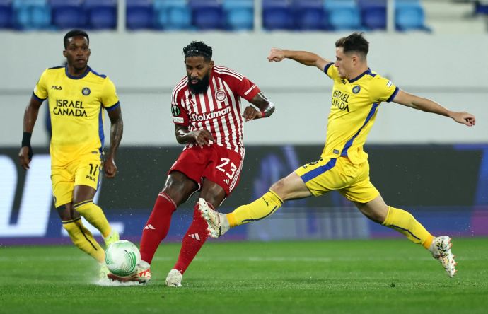 רודיניי שחקן אולימפיאקוס בין גבי קניקובסקי, מילסון שחקני מכבי תל אביב