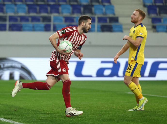 קוסטאס פורטוניס שחקן אולימפיאקוס חוגג, עידו שחר שחקן מכבי תל אביב מאוכזב