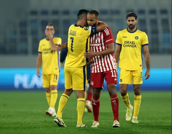 יוסף אל עראבי שחקן אולימפיאקוס עם ערן זהבי שחקן מכבי תל אביב