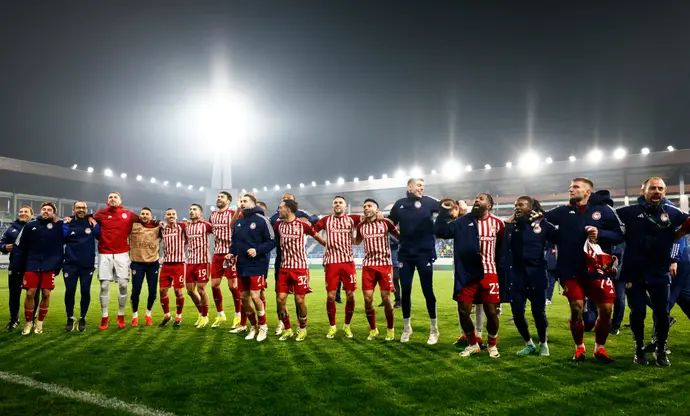 שחקני אולימפיאקוס חוגגים