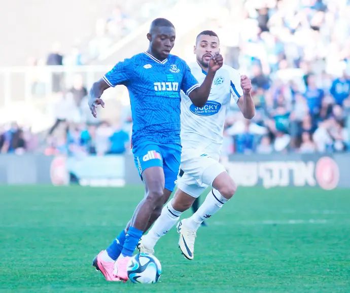 גילברט קומסון שחקן הפועל פתח תקוה לפני מוחמד הינדי שחקן מכבי פתח תקוה