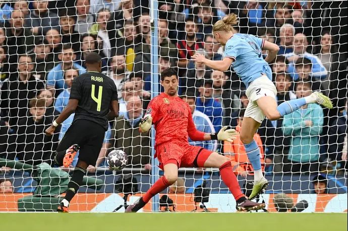 שוער ריאל מדריד טיבו קורטואה עוצר את ארלינג הולאנד חלוץ מנצ'סטר סיטי