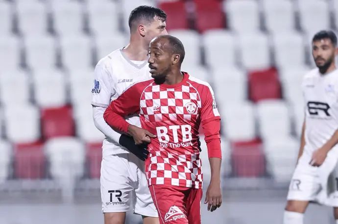 מנשה זלקה שחקן הפועל חדרה לפני שלומי אזולאי שחקן מכבי בני ריינה