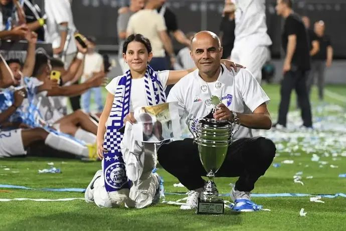 דורון שנפר עם הגביע