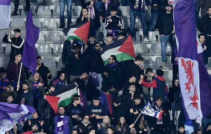 דגלי פלסטין ביציע של אוהדי פיורנטינה מול מכבי חיפה