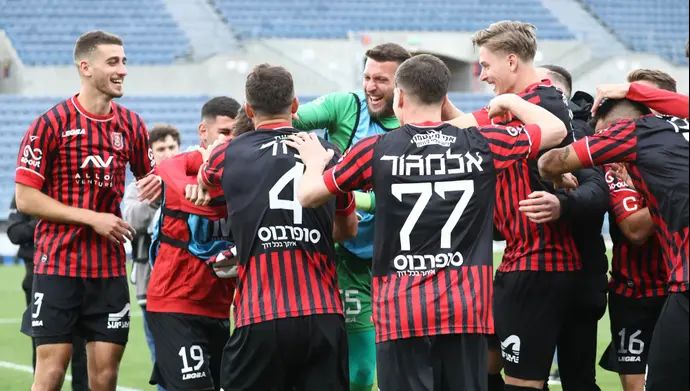 שחקני הפועל ירושלים חוגגים