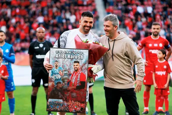 גיא פרימור מנכ"ל הפועל באר שבע לצד אריאל הרוש שוער מ.ס. אשדוד