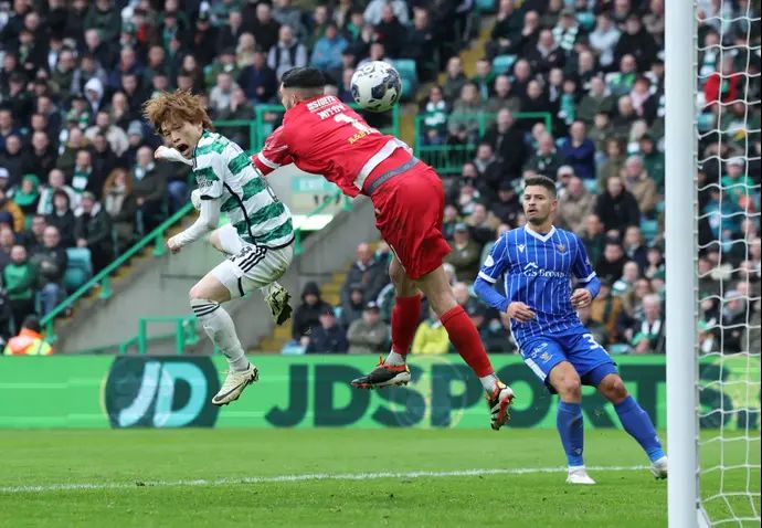 דוד קלטינס שחקן סט. ג'ונסטון (מימין) רואה את קיוגו פורוהשי שחקן סלטיק כובש