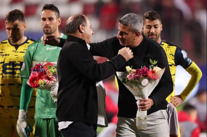 שרון מימר מאמן מכבי בני ריינה מקבל פרחים מידי מוחמד אבו יונס יו"ר בני סכנין