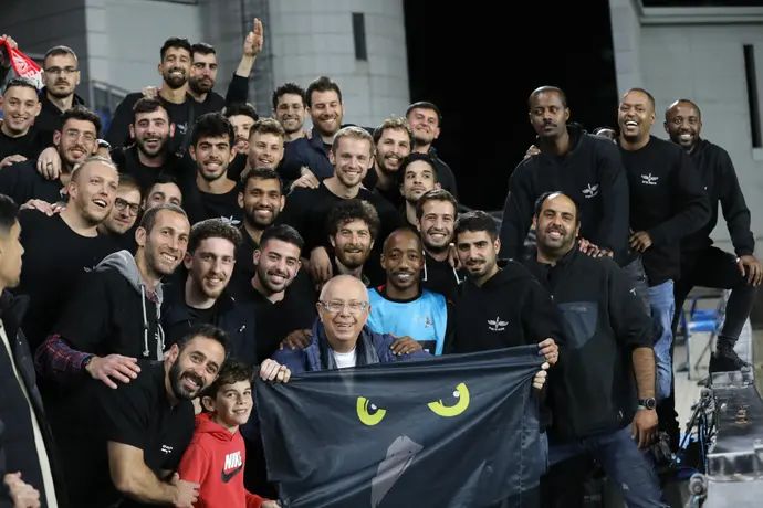 שחקן הפועל חדרה מנשה זלקה מודה לחבריו מהיחידה שבאו לאצטדיון