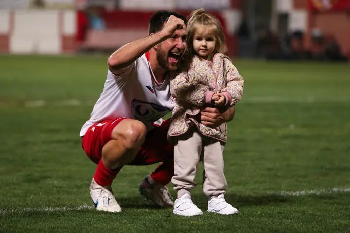 אדריאן פאון שחקן בני סכנין עם בתו