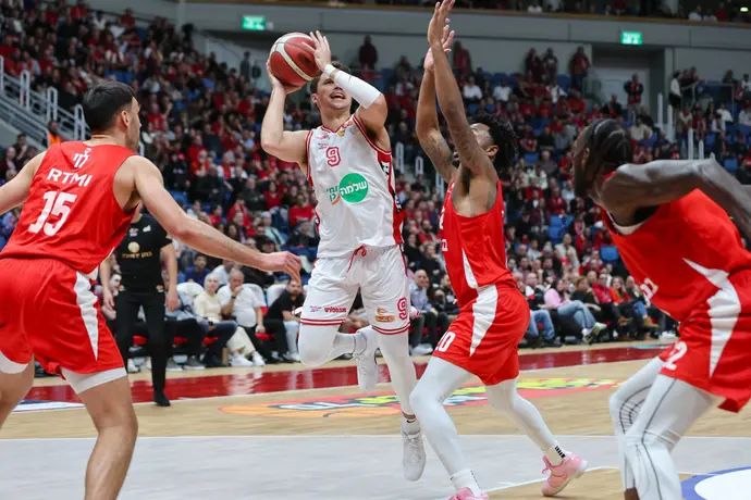 שחקן הפועל תל אביב דאסטי האנאס בין שחקני הפועל ירושלים