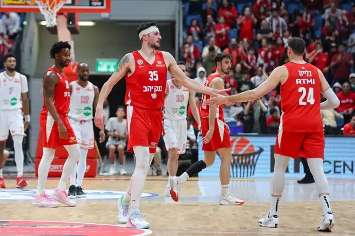 שחקן הפועל ירושלים זאק הנקינס עם עוז בלייזר