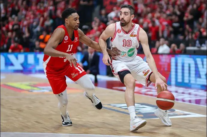 שחקן הפועל תל אביב בר טימור ליד שחקן הפועל ירושלים ברינטון למאר