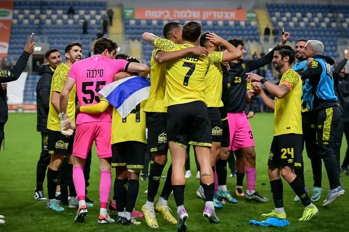 שחקני בית"ר ירושלים חוגגים