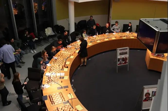 סופי פולגאר במשחק שחמט מול שחקני שחמט גרמנים המשחקים בשם החטופים