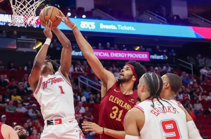 איימן תומפסון שחקן יוסטו רוקטס מול ג'ארט אלן שחקן קליבלנד קאבלירס