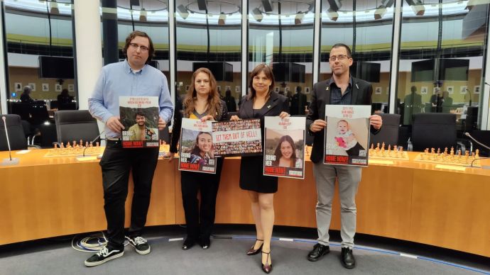 למען החטופים -מימין לשמאל - ליאור איזנברג, סופי פולגאר, יהודית פולגאר ופול מאייר דונקר