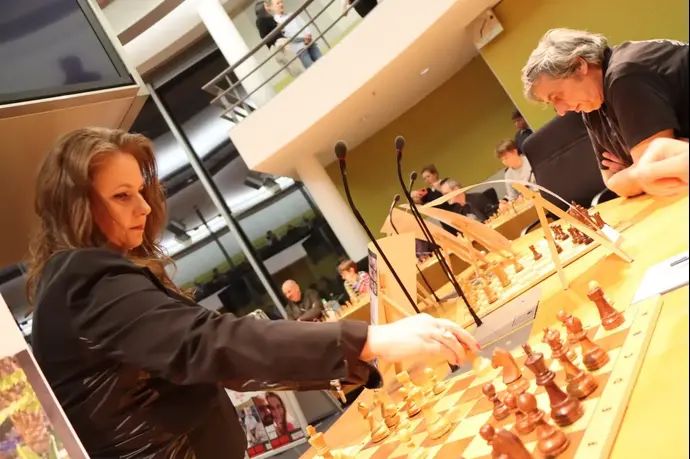 יהודית פולגאר משחקת