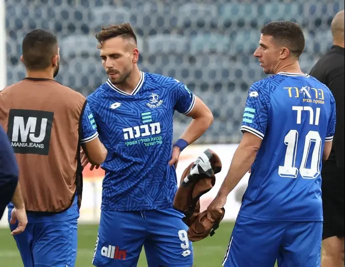 עידן ורד עם רז שטיין שחקני הפועל פתח תקוה מאוכזבים