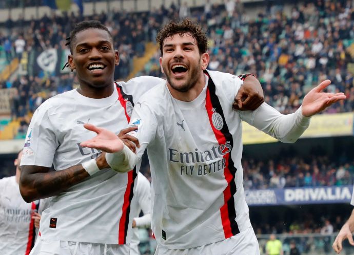 תאו הרננדז שחקן מילאן חוגג שער, איתו רפאל לאאו