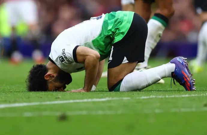 מוחמד סלאח שחקן ליברפול מתפלל אחרי שער
