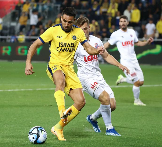 שחקן מכבי תל אביב אייל גולסה לפני שחקן הפועל חיפה איתמר נוי