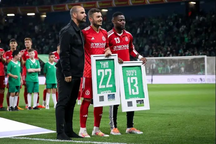 מאוויס צ'יבוטה, רז מאיר שחקני הפועל תל אביב מקבלים תשורה מידי גל אלברמן מנכ