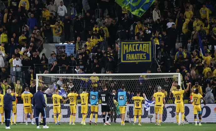 שחקני מכבי תל אביב חוגגים עם האוהדים