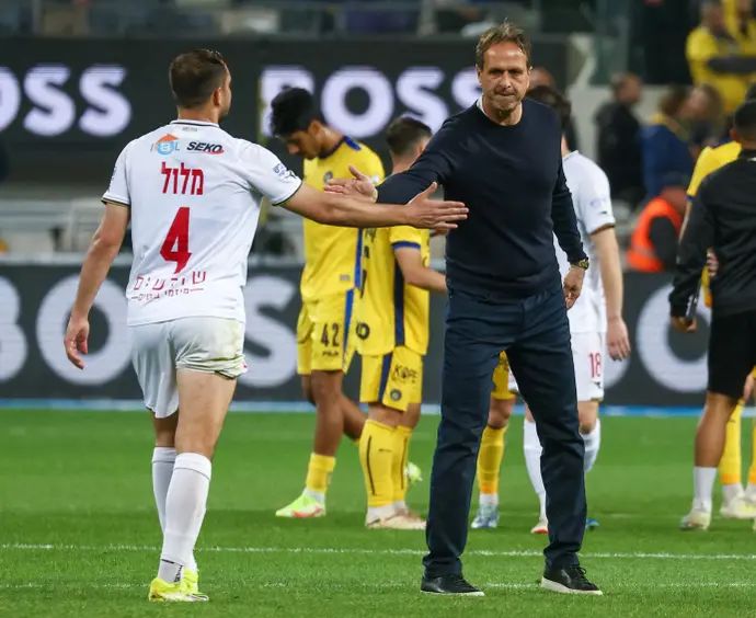 מאמן הפועל חיפה רוני לוי עם דור מלול