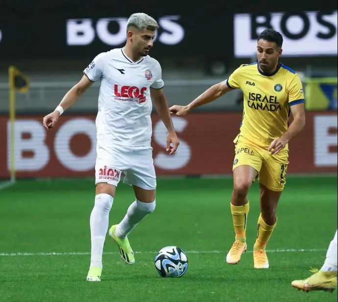 שחקן הפועל חיפה תומר יוספי ליד שחקן מכבי תל אביב אייל גולסה