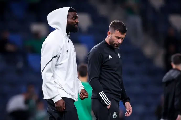 פרנזי פיירו שחקן מכבי חיפה הפצוע לצד עוזר המאמן דושאן מאטוביץ'