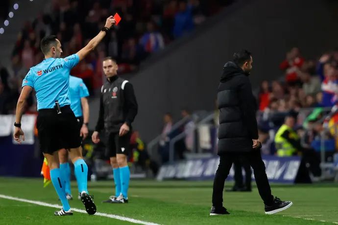 שופט הכדורגל סאנצ'ס מרטינס מרחיק את מאמן ברצלונה צ'אבי