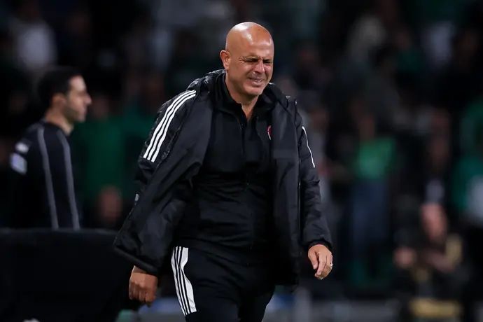 יוסי אבוקסיס מאמן הפועל תל אביב מתוסכל