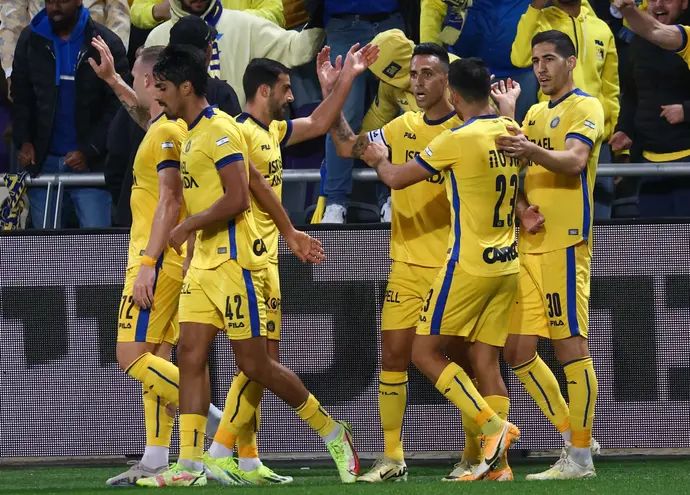 ערן זהבי חוגג עם שחקני מכבי תל אביב