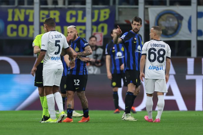 שחקן אינטר פרנצ'סקו אצ'רבי מתעמת עם שחקן נאפולי חואן ז'סוס