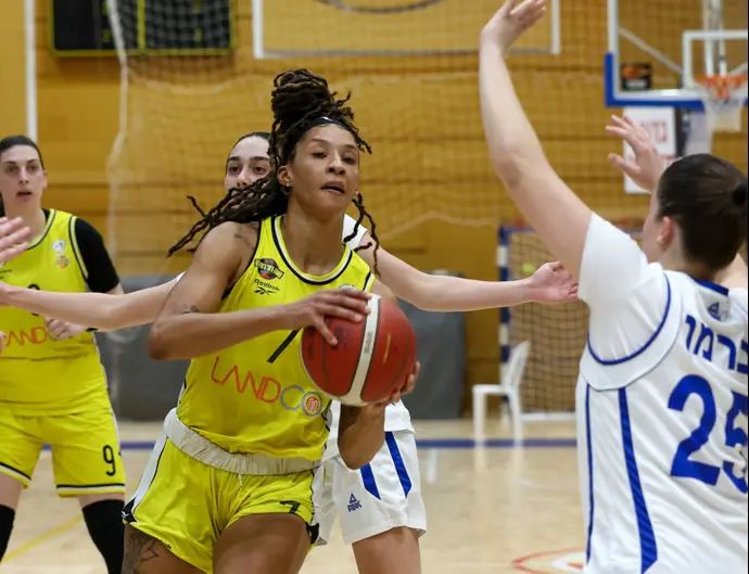 שחקנית אליצור רמלה ג'ני סימס