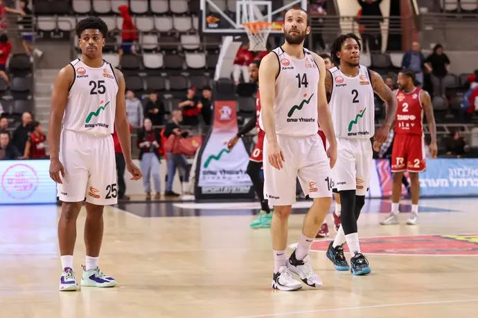 שחקני הפועל באר שבע מייק לואיס, גרנט שרפילד, נטע סגל