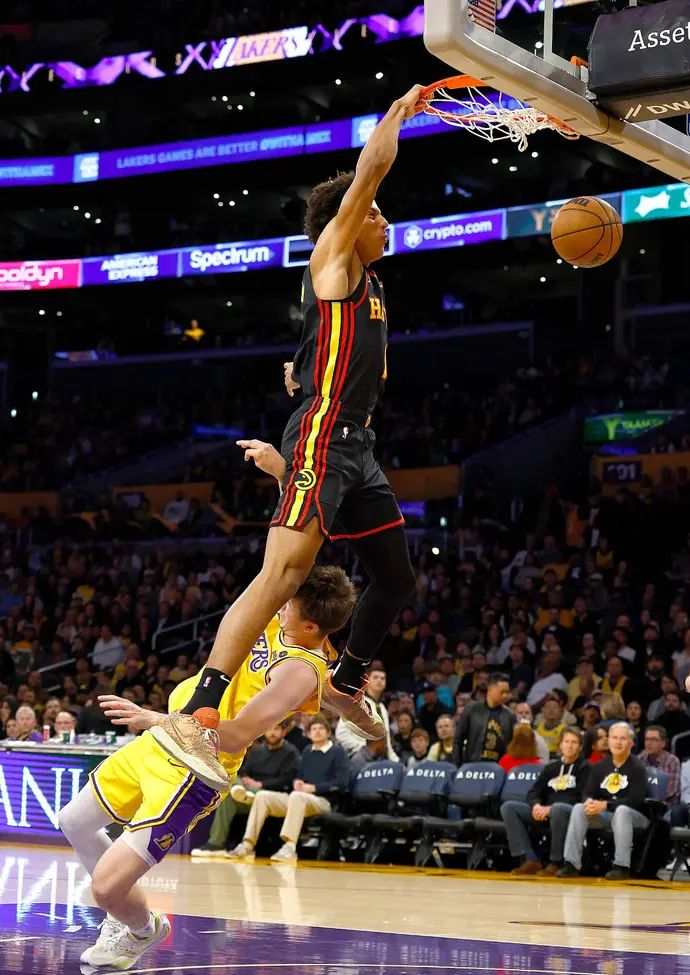 ג'יילן ג'ונסון שחקן אטלנטה הוקס מטביע מעל אוסטין ריבס שחקן לוס אנג'לס לייקרס