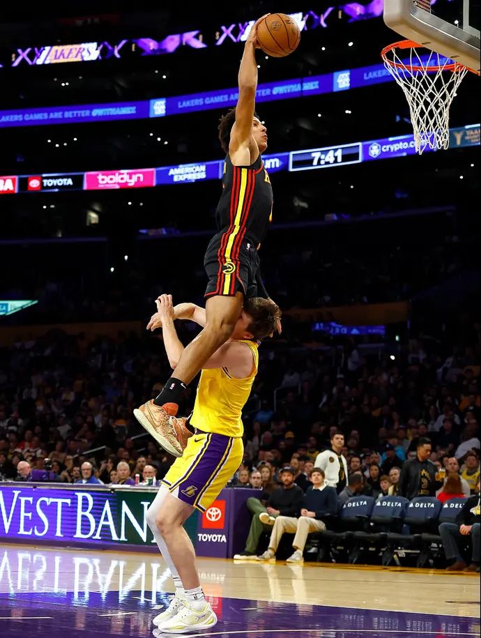 ג'יילן ג'ונסון שחקן אטלנטה הוקס מטביע מעל אוסטין ריבס שחקן לוס אנג'לס לייקרס