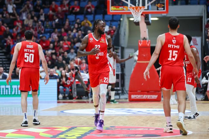 שחקן הפועל ירושלים ג'קורי וויליאמס בין יובל זוסמן, נמרוד לוי