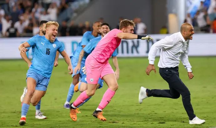 דניאל פרץ שוער נבחרת ישראל הצעירה עם גיא לוזון חוגג