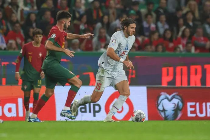 שחקן נבחרת איסלנד, וילום וילומסון, מול שחקן נבחרת פורטוגל גונסאלו אינאסיו