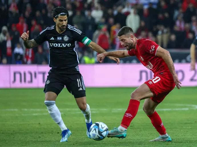 עדן שמיר שחקן הפועל באר שבע מול ליאור רפאלוב שחקן מכבי חיפה