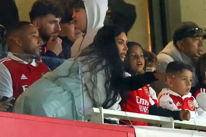 קים קרדשיאן עם בניה במשחק של ארסנל