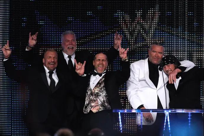 מתאבקי WWE שון וולטמן (מימין), סקוט הול, שון מייקלס, קווין נאש, פול לבסק (טריפל H)