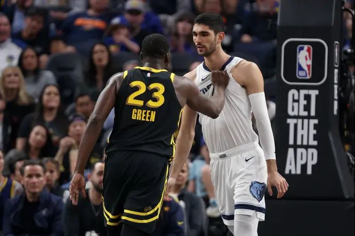 שחקן גולדן סטייט ווריירס דריימונד גרין בעימות עם שחקן ממפיס גריזליס סנטי אלדמה